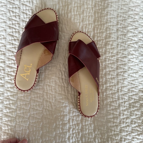 NWOT Act. Burgundy Leather Sandals - Picture 4 of 5